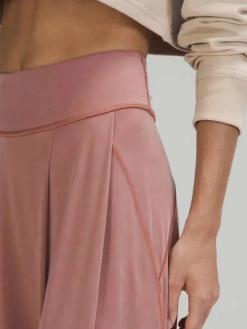 Lululemon size 8 white womans cropped trousers pants